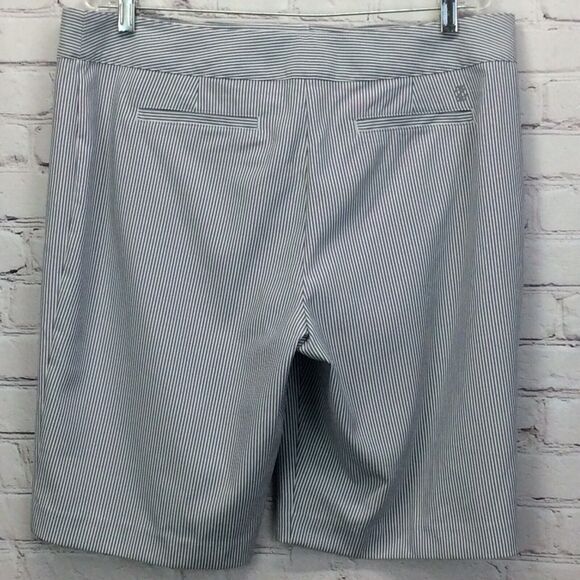 Izod Golf Shorts Women's Size 14 Gray Striped Athleisure Casual Travel Sports - Picture 8 of 9